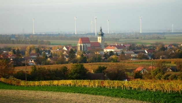 Pillichsdorf im Weinviertel: Das ländliche Idyll trügt, denn im Gemeinderat hängt seit Jahren der Haussegen schief. (Bild: Wikimedia/Eschi2211)