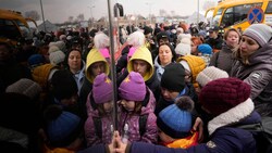 Seit Wochen fliehen Hunderttausende Menschen aus der Ukraine. (Bild: AP Photo/Markus Schreiber, File)