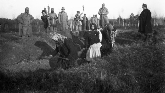 Das Ausheben von Schützengräben um 1916 durch Einheimische – und zwar unter der Aufsicht von österreichisch-ungarischer Soldaten im heutigen Sokil Naviz in der West-Ukraine. (Bild: Wilhelm Dronowicz; Sammlung Martin Dobernik)