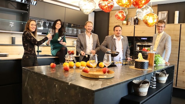 Für das Team rund um die beiden Geschäftsführer Rafael Jernej (Mitte links) und Daniel Oschmautz (Mitte rechts) steht fest: Küchen sind mehr als nur Kochplätze. Küchen sind Wohnräume! (Bild: Möbeltraum.at)