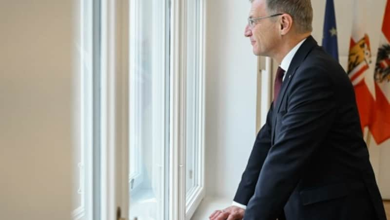 Ein nachdenklicher LH Thomas Stelzer am Fenster in seinem Büro: „Muss man sich wirklich alles gefallen lassen? Nein!“ (Bild: Wenzel Markus)