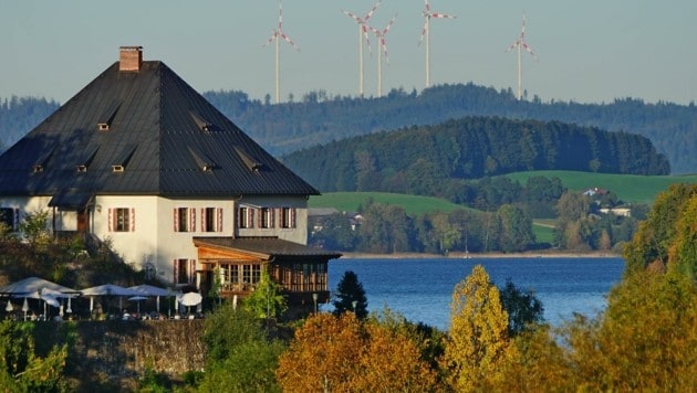 Von Salzburg aus gut sichtbar, steht aber in Oberösterreich: Der Windpark Munderfing wird nun um ein sechstes Windrad erweitert und liefert Strom für 12.000 Haushalte. (Bild: Litzlbauer Alois)
