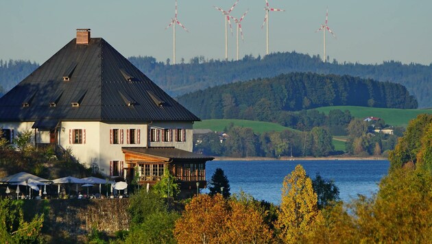 Von Salzburg aus gut sichtbar, steht aber in Oberösterreich: Der Windpark Munderfing wird nun um ein sechstes Windrad erweitert und liefert Strom für 12.000 Haushalte. (Bild: Litzlbauer Alois)