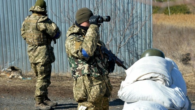 Der Detonationsort befindet sich rund 35 Kilometer nördlich der umkämpften ostukrainischen Großstadt Charkiw (im Bild ukrainische Soldaten an einem Checkpoint nahe der Stadt). (Bild: APA/AFP/Sergey BOBOK)