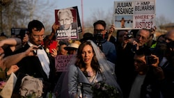 März 2022: Die frisch getraute Stella Moris spricht nach ihrer Hochzeit mit Julian Assange im Gefängnis mit Medienvertretern. (Bild: AP)