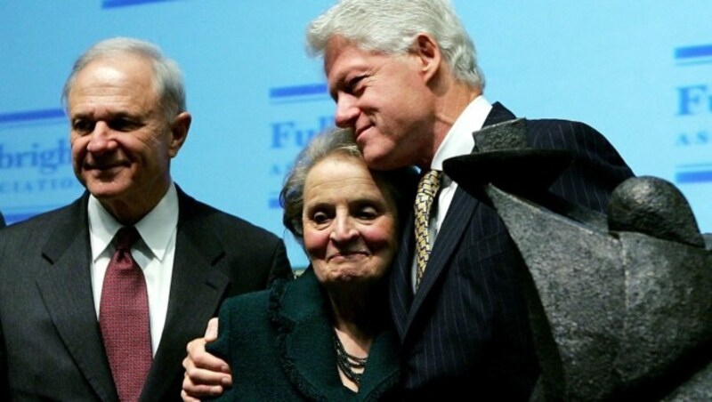 Albright und Clinton als Ex-Regierungsmitglieder bei einer Veranstaltung im Jahr 2006 (Bild: APA/AFP/POOL/WIN MCNAMEE)