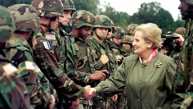 Albright im August des Jahres 1998 auf Besuch bei NATO-Truppen in Bosnien-Herzegowina (Bild: AP)