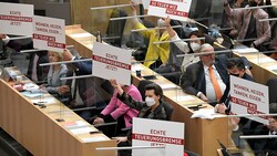 Die SPÖ-Abgeordneten unterstrichen ihre Forderungen mithilfe von Schildern, die sie während der Nationalratsdebatte in die Kameras hielten. (Bild: APA/ROLAND SCHLAGER)