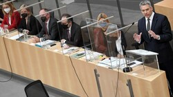 Die türkis-grüne Regierungsbank (Bild: APA/ROLAND SCHLAGER)