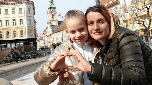 Gerettet! Mutter und Tochter sind in Sicherheit in Graz. (Bild: Christian Jauschowetz)