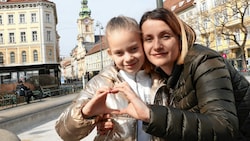 Gerettet! Mutter und Tochter sind in Sicherheit in Graz. (Bild: Christian Jauschowetz)