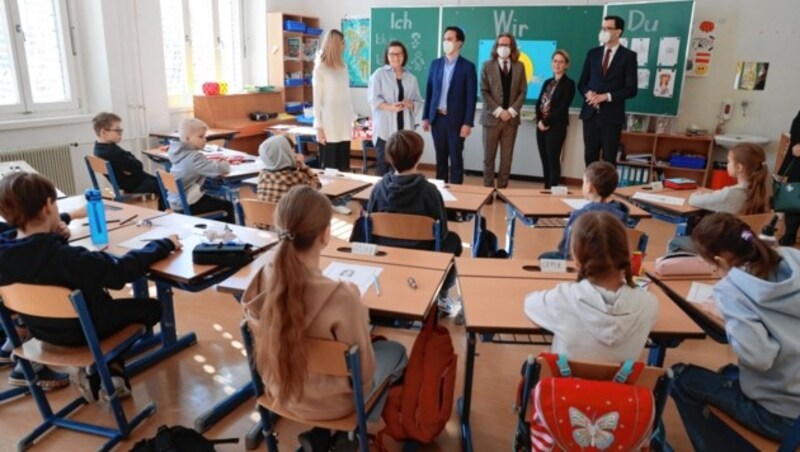 Christoph Wiederkehr, Martin Polaschek und Heinrich Himmer (v. li.) besuchten gemeinsam mit der Schuldirektorin die Klasse der pensionierten Lehrerin und ihrer ukrainischsprachigen Kollegin. (Bild: Zwefo)