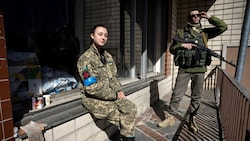 Ukrainische Soldaten halten Wache in Kiew. (Bild: APA/AFP/FADEL SENNA)