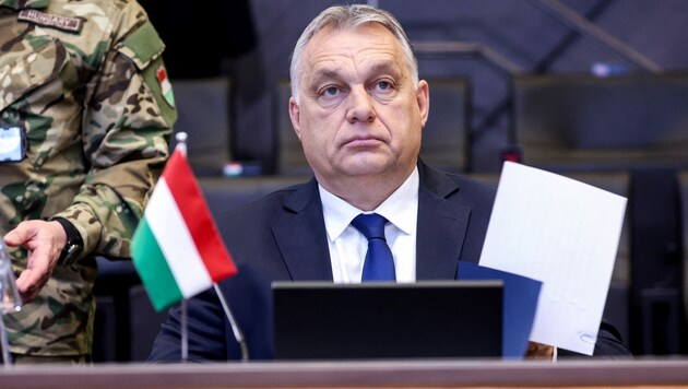 Ungarns Ministerpräsident Viktor Orban lässt bis zu 200 hochrangige Offiziere seiner Armee „pensionieren“. (Bild: AFP)