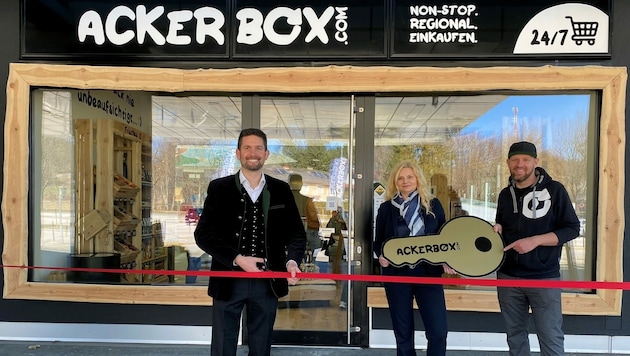 Michael Stonitsch (AVISAFE), Dana Vetter (AVISAFE) und Christoph Raunig (myAcker) eröffneten offiziell die 1. Indoor-AckerBox im Airport Klagenfurt (Bild: Airport Klagenfurt)