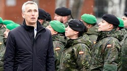 NATO-Generalsekretär während eines Besuchs am lettischen Militärstützpunkt Kadaga im März 2022 (Bild: AP)