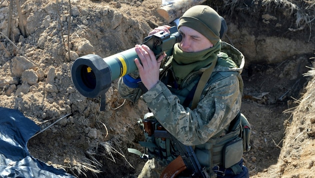 Ein ukrainischer Soldat mit einer Panzerabwehrwaffe bei Charkiw (Bild: APA/AFP/Sergey BOBOK)