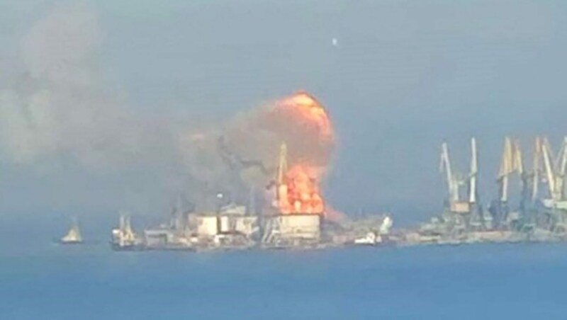 Ein von der ukrainischen Marine veröffentlichtes Bild der Explosion. (Bild: APA/AFP/Ukrainian Navy)