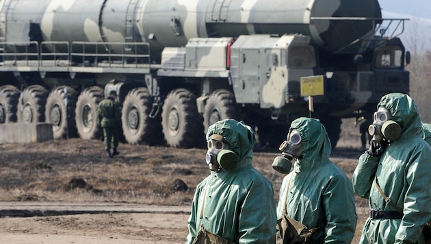 Russische Soldaten mit ABC-Schutzanzügen bei einer Übung im Jahr 2010 (Bild: APA/AFP/Natalia KOLESNIKOVA)