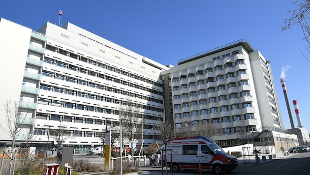 Nach der Einlieferung eines Patienten in bedrohlichem Zustand sollen Notfallmediziner des Klinikums in St. Pölten Alarm geschlagen haben. (Bild: Huber Patrick)