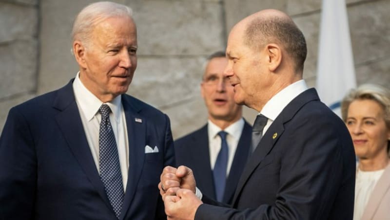 US-Präsident Joe Biden im Gespräch mit dem deutschen Kanzler Olaf Scholz am Rande des G7-Gipfels, der vor dem EU-Sondergipfel stattgefunden hat (Bild: APA/AFP/POOL/Michael Kappeler)