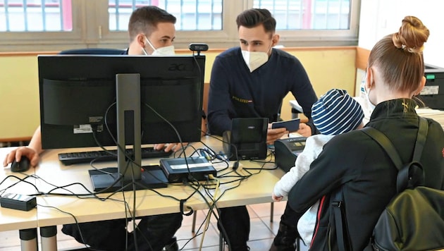 Die Blaue Karte für Flüchtlinge soll bald kommen. (Bild: HELMUT FOHRINGER/APA/picturedesk.com)