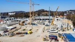 Bis Februar 2023 soll sich diese Großbaustelle in ein hochmodernes Stadion verwandeln. (Bild: Alexander Schwarzl)