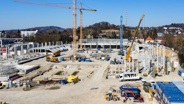Bis Februar 2023 soll sich diese Großbaustelle in ein hochmodernes Stadion verwandeln. (Bild: Alexander Schwarzl)