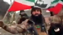 Unter „Allahu akbar“-Rufen und mit der Kadyrow-Flagge marschieren die tschetschenischen Kämpfer in einem Video auf dem TikTok-Kanal von Machthaber Ramsan Kadyrow durch Mariupol. (Bild: Screenshot tiktok.com/Kadyrov_95)