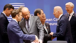 Nicos Anastasiades (3.v.r.), Joe Biden (2.v.r.), Charles Michel (2.v.l.) Emmanuel Macron (l.) vor dem EU-Gipfel (Bild: APA/AFP/Ludovic MARIN)