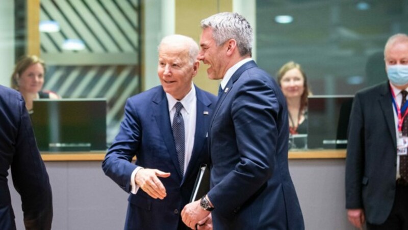 Trotz der viele ernsten und dramatischen Themen hatten US-Präsident Biden und Bundeskanzler Nehammer auch etwas zu lachen. (Bild: APA/BKA/Arno Melicharek)