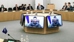 Videoansprache des ukrainischen Präsidenten Wolodymyr Selenskyj beim G7-Treffen in Brüssel. Einmal mehr forderte Selenskyj härtere Sanktionen gegen Russland. (Bild: EPA)