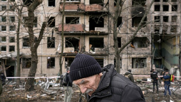 Ein bombardiertes Wohnhaus in Charkiw (Bild: AP)