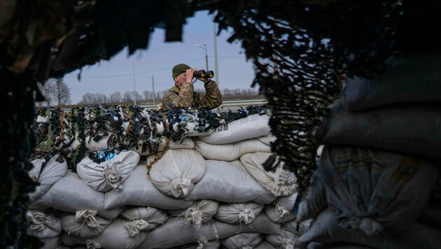 Ein ukrainischer Soldat bei Lityn (Bild: AP)