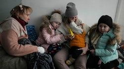 Kinder mit ihren Müttern in Mariupol (Bild: AP)