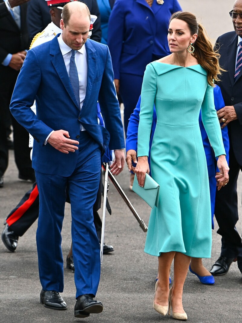 Prinz William und Herzogin Kate am Lynden Pindling International Airport in Nassau (Bild: APA/Photo by CHANDAN KHANNA/AFP)