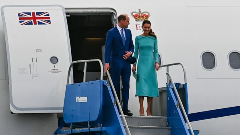 Herzogin Kate und Prinz William sind auf den Bahamas gelandet. (Bild: APA/Photo by CHANDAN KHANNA/AFP)