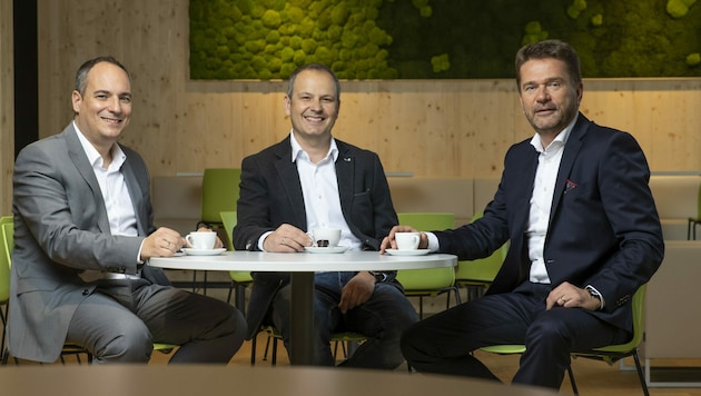 Roman Seitweger (l.) und Stefan Gubi (r.) von Windhager mit M-TEC-Geschäftsführer Peter Huemer. (Bild: Neumayr/Christian Leopold)