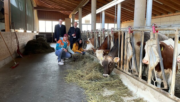 Lorenz Khol und Josef Geisler (hinten, v. li.) mit den Veterinärmedizin-Studenten Severin Schuler und Caroline Zonta. (Bild: Nicole Greiderer)