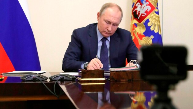 Mit der Unterzeichnung eines weiteren Gesetzes zur Sanktionierung von "Falschinformationen" verschärft Putin die Zensur. (Bild: AP/Mikhail Klimentyev)