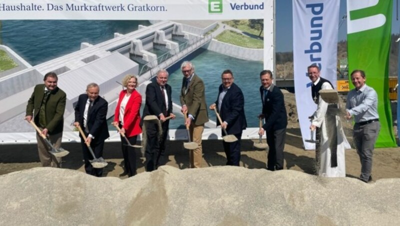 Feierlicher Spatenstich für das Murkraftwerk Gratkorn (von links nach rechts): Karl Heinz Gruber (VERBUND Hydro Power), Christian Purrer (Vorstandssprecher Energie Steiermark), Abg.z.NR Karin Greiner, Landeshauptmann Hermann Schützenhöfer, Michael Strugl (Vorstandsvorsitzender VERBUND), Martin Graf (Vorstandsdirektor Energie Steiermark), Michael Amerer (VERBUND Hydro Power), Abt Philipp Helm (Stift Rein), David Oberlerchner (Projektleitung VERBUND) (Bild: Christina Koppelhuber)