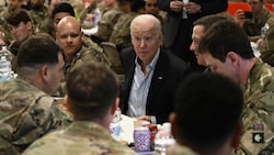 Biden traf US-Soldaten in Polen, nur etwa 90 Kilometer von der ukrainischen Grenze entfernt. (Bild: APA/AFP/Brendan SMIALOWSKI)