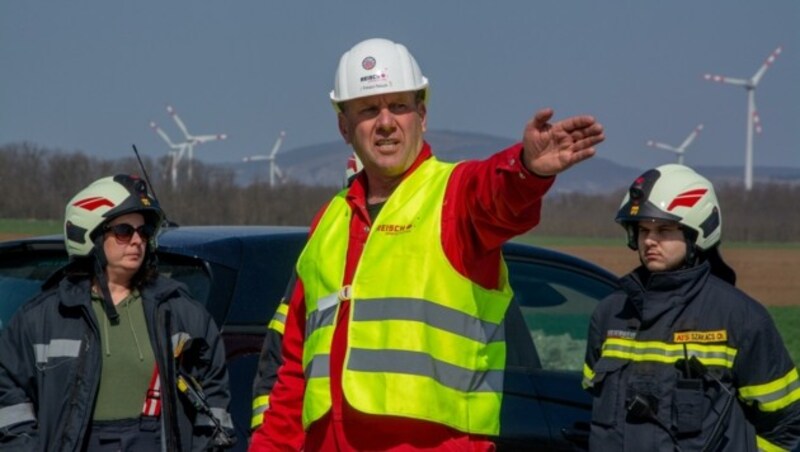 Sprengmeister Eduard Reisch kam extra aus Bayern angereist, um die beiden Windräder in Potzneusiedl fachgerecht „umzunieten“. (Bild: Charlotte Titz)