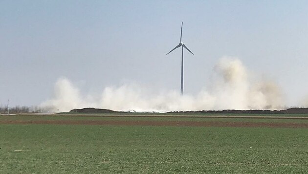 Und da löste es sich in Staub auf - fast. Wenige Sekunden nach dem "Bumm" war das Windrad am Boden. (Bild: Charlotte Titz)