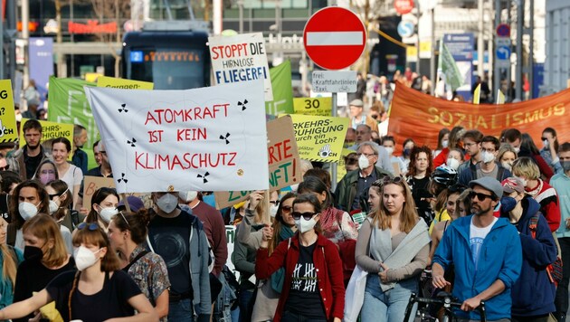Auch Salzburgs Aktivisten demonstrieren seit drei Jahren für das Klima (Bild: Tschepp Markus)