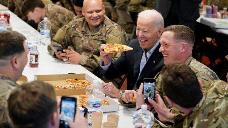 US-Präsident Biden aß bei seinem Besuch Pizza mit Soldaten. (Bild: AP)