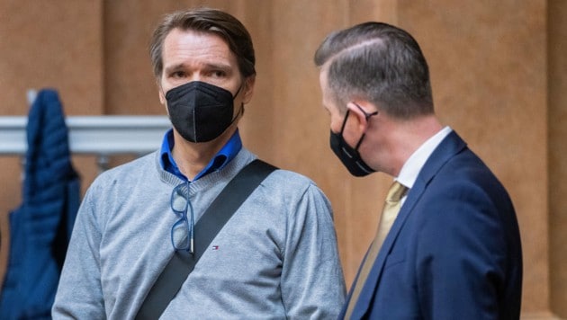 El ex campeón mundial de tenis de mesa Werner Schlager y su abogado antes del juicio.  (Imagen: APA/GEORG HOCHMUTH)