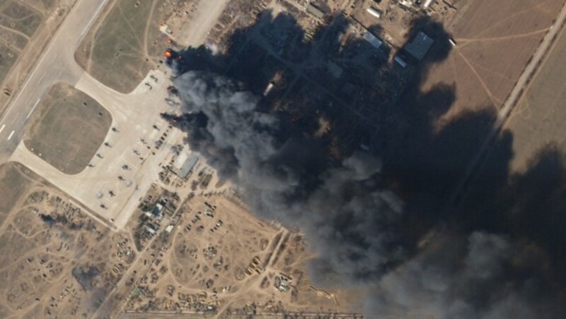 Bombenangriff auf einen Flughafen in der Region Cherson (Bild: APA/AFP/Planet Labs PBC)