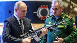 Kriegsminister Schojgu (re.) ist bei Putin angeblich in Misskredit geraten, weil die versprochenen militärischen Erfolge ausgeblieben sind. (Bild: AP)