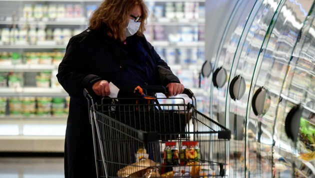 In Supermärkten gilt weiterhin die Maskenpflicht. Eine Petition fordert nun das Ende. (Bild: Ina Fassbender/AFP)